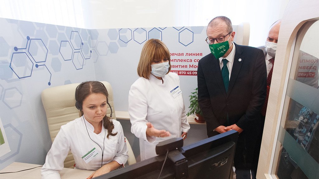 世卫组织欧洲区域主任汉斯·克鲁格在访问莫斯科期间，参观了医疗热线呼叫中心。